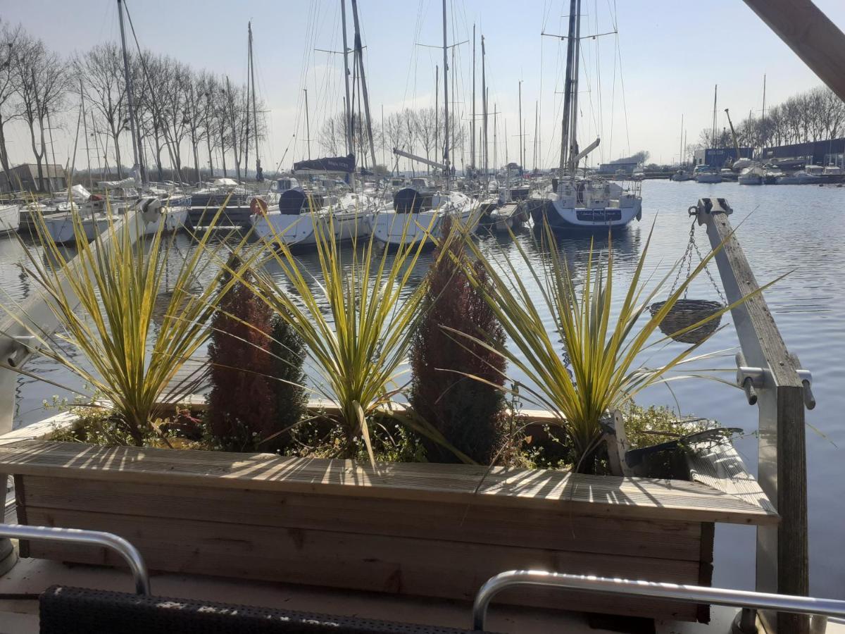 Hotel Magnifique Bateau Maison Ouistreham Exteriér fotografie
